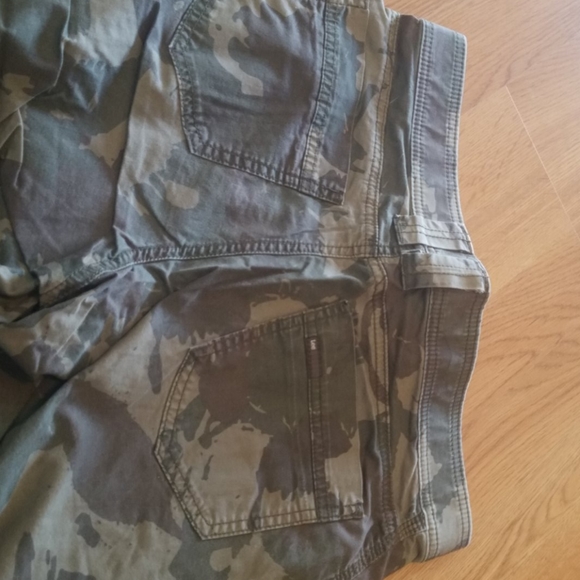 Lee Camo Capris - Picture 3 of 6